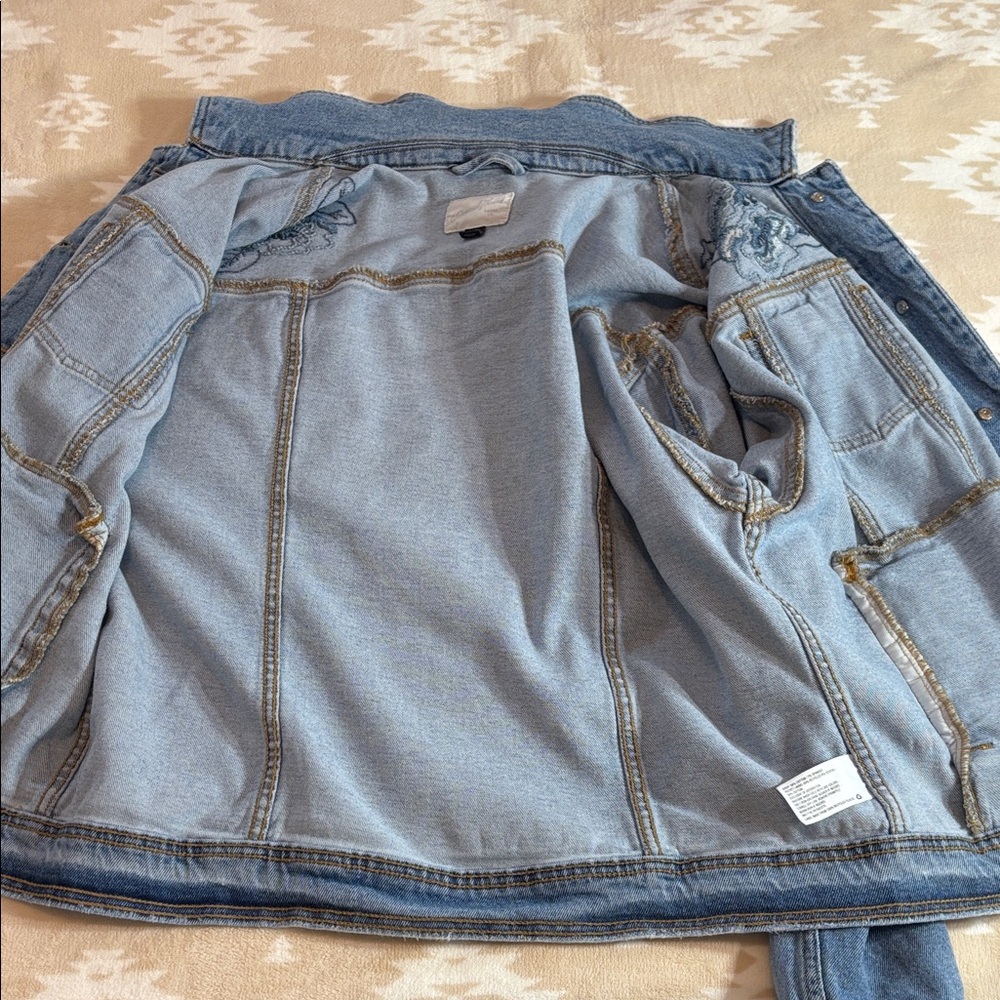 Universal Thread Light Blue Denim Jacket with Floral Embroidery - Picture 6 of 14